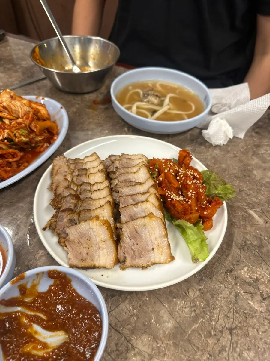 보쌈에 겉절이와 무생채, 청양고추를 올린 한 입