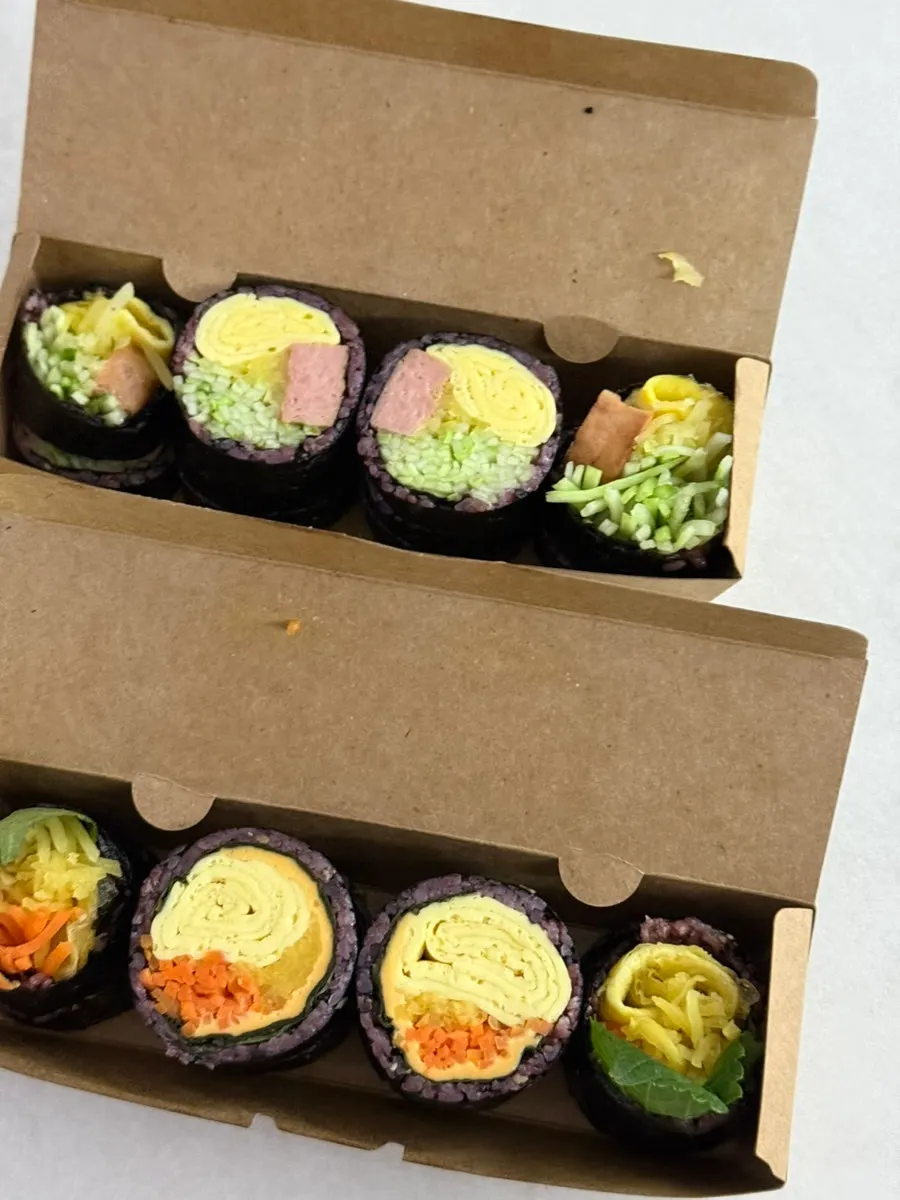 바삭한 닭강정과 김밥 포장 구성