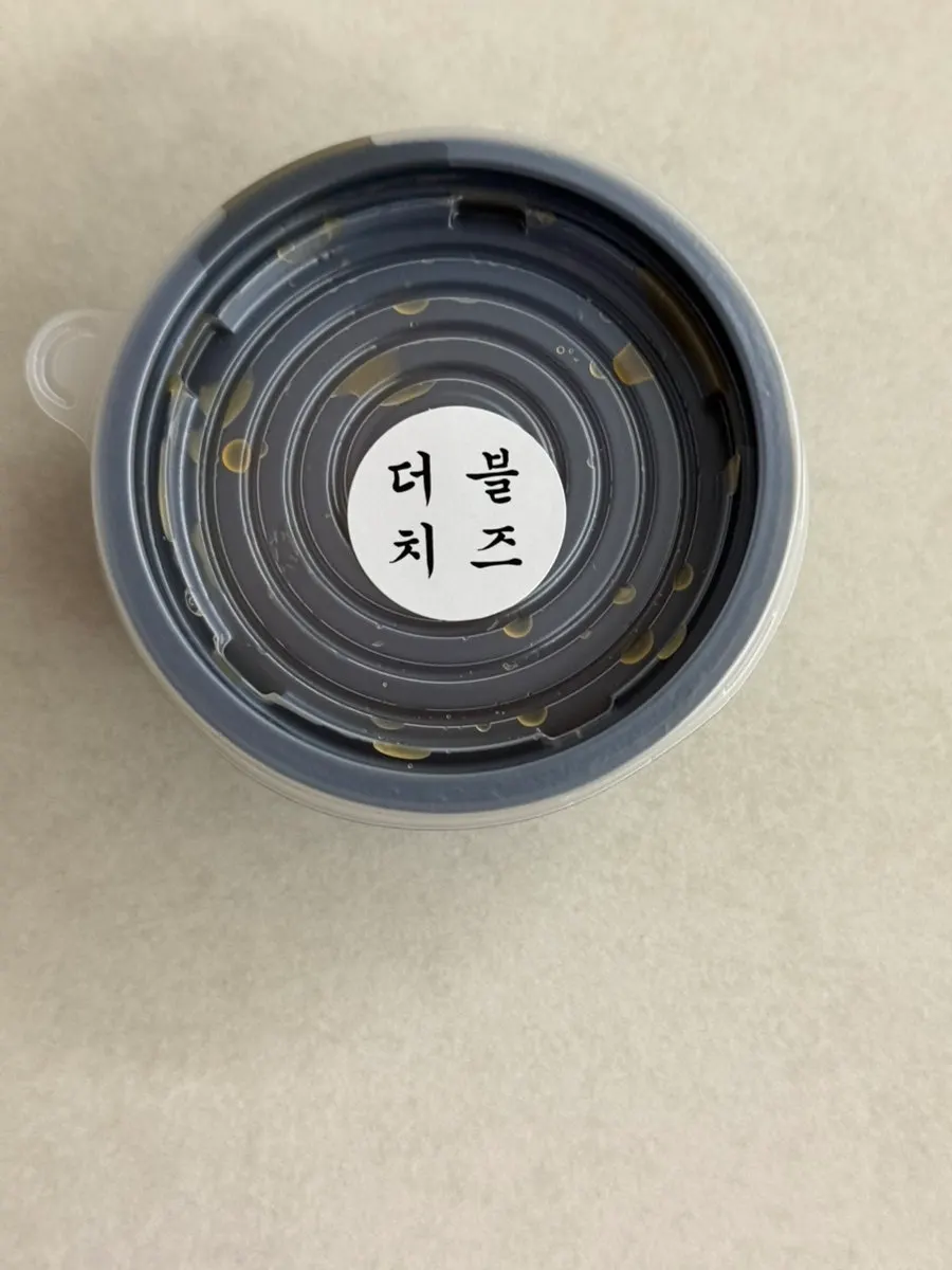 얇은 흑미밥과 재료가 든 김밥