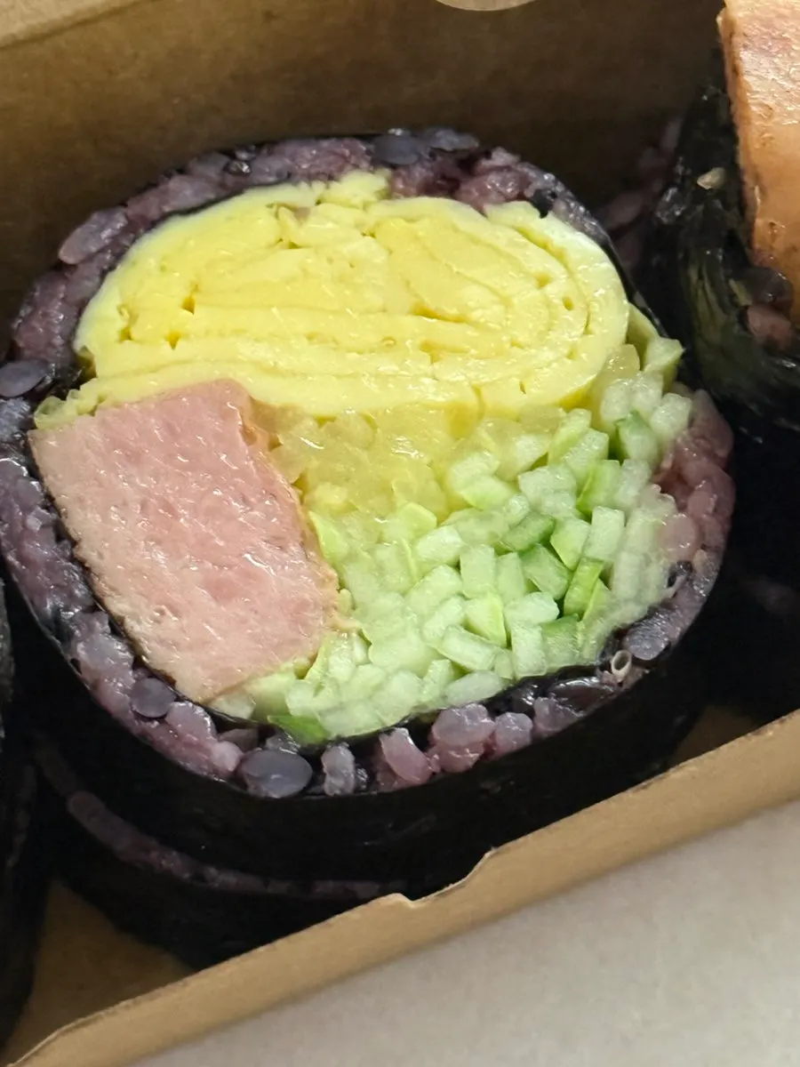 두툼한 스팸이 들어간 김밥