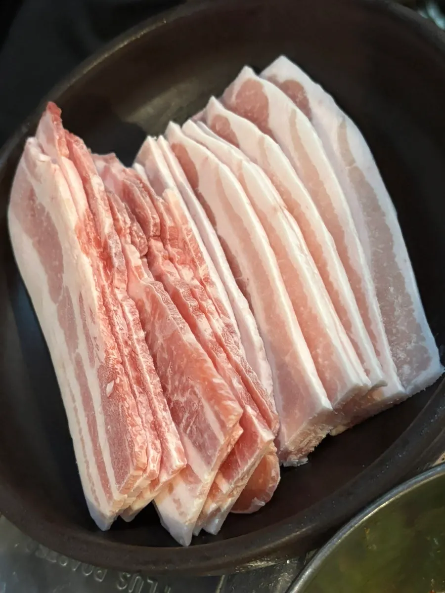 Daepae samgyeopsal spread out on the grill