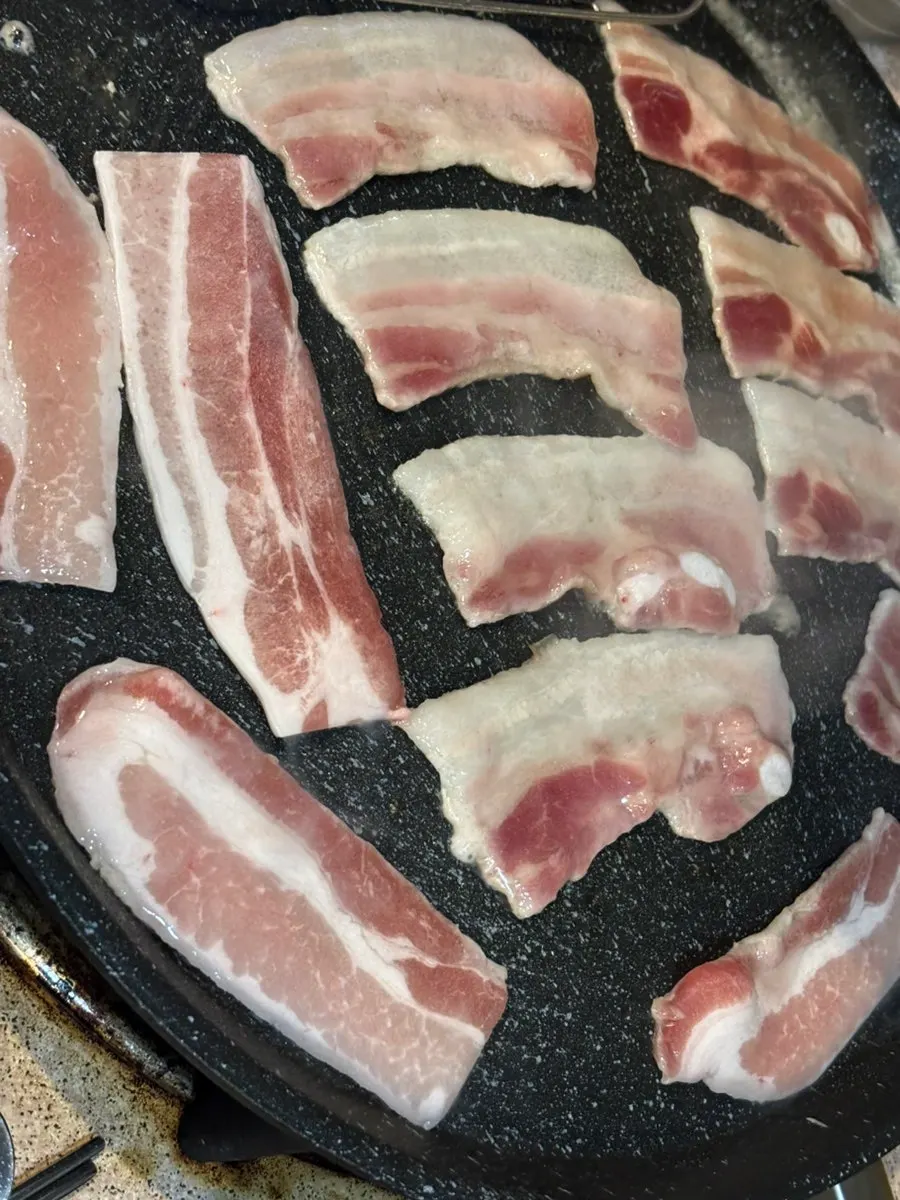 Daepae samgyeopsal resting on the fat-draining plate