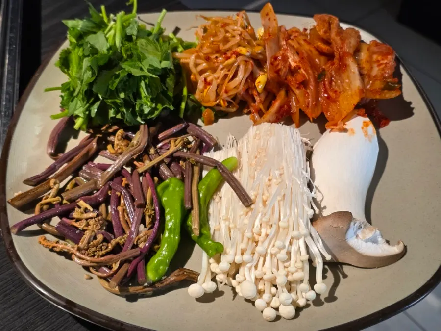 Bracken fern, minari, mushrooms and other vegetables to grill alongside the meat