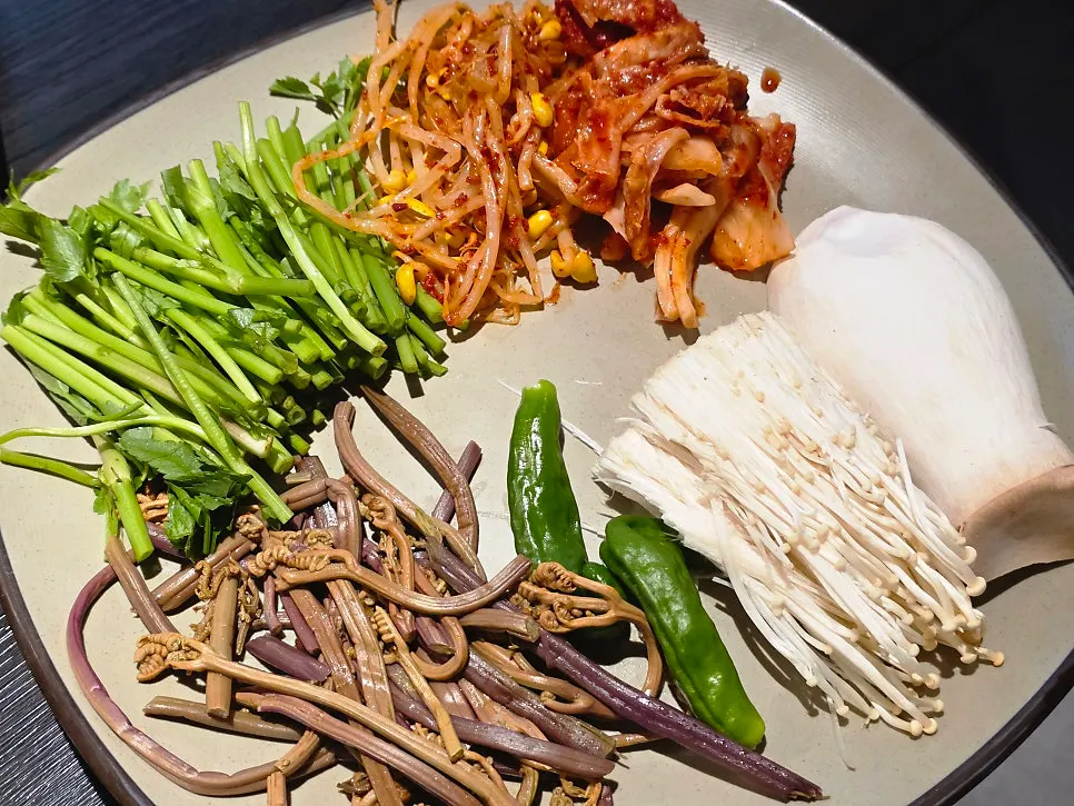 Green onion kimchi and vegetable side dishes