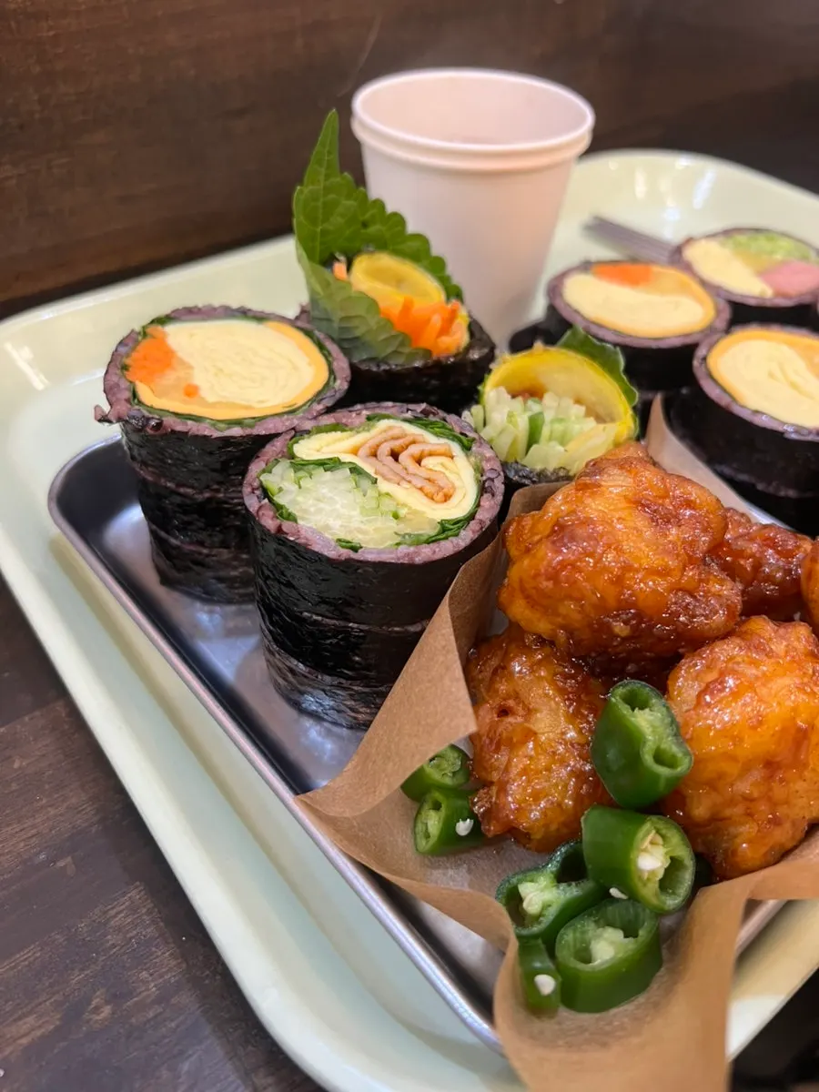Gimbap and dakgangjeong together