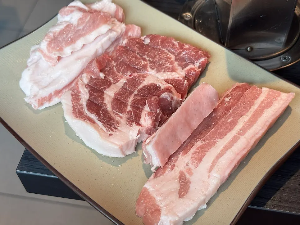 Mixed set with pork belly, pork neck, pork jowl, and yukhoe