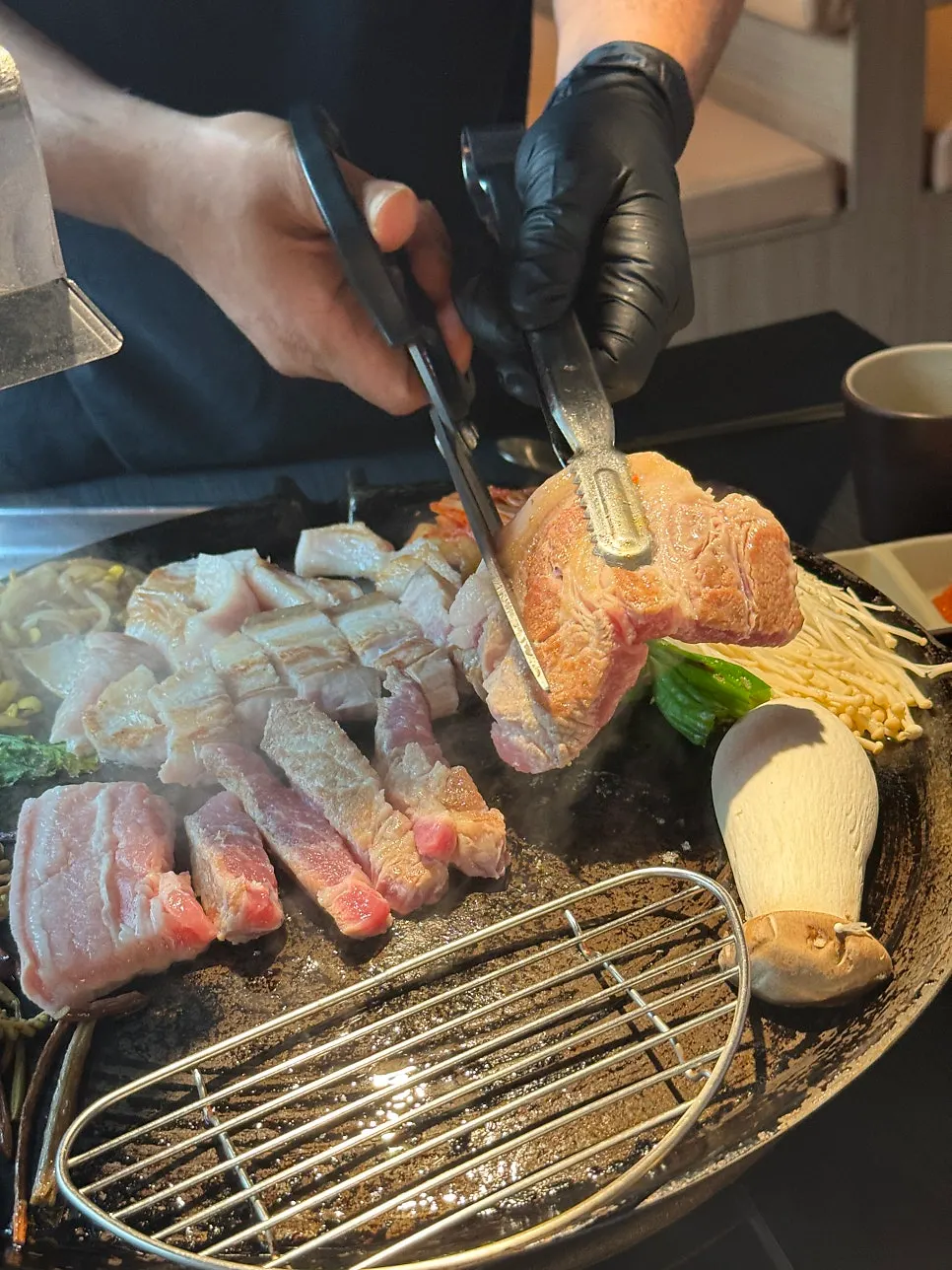 Mixed grilled meat set served with yukhoe
