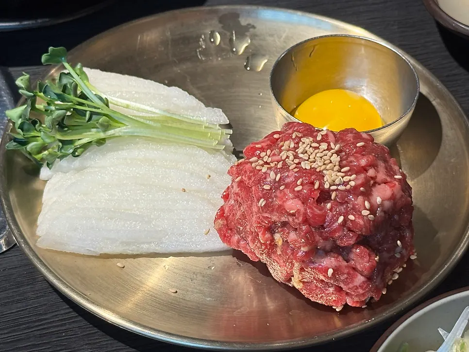 Yukhoe side dish included with the set