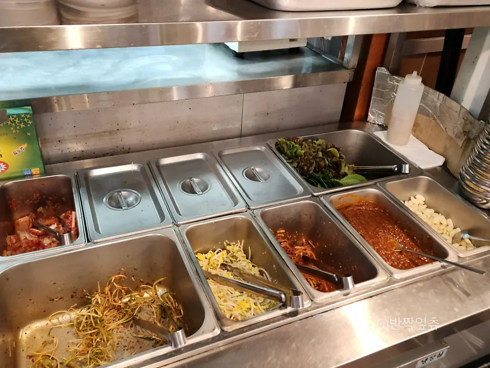 김치와 콩나물이 준비된 교대패 셀프바