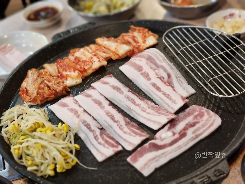달궈진 솥뚜껑 돌판에 올린 대패삼겹살