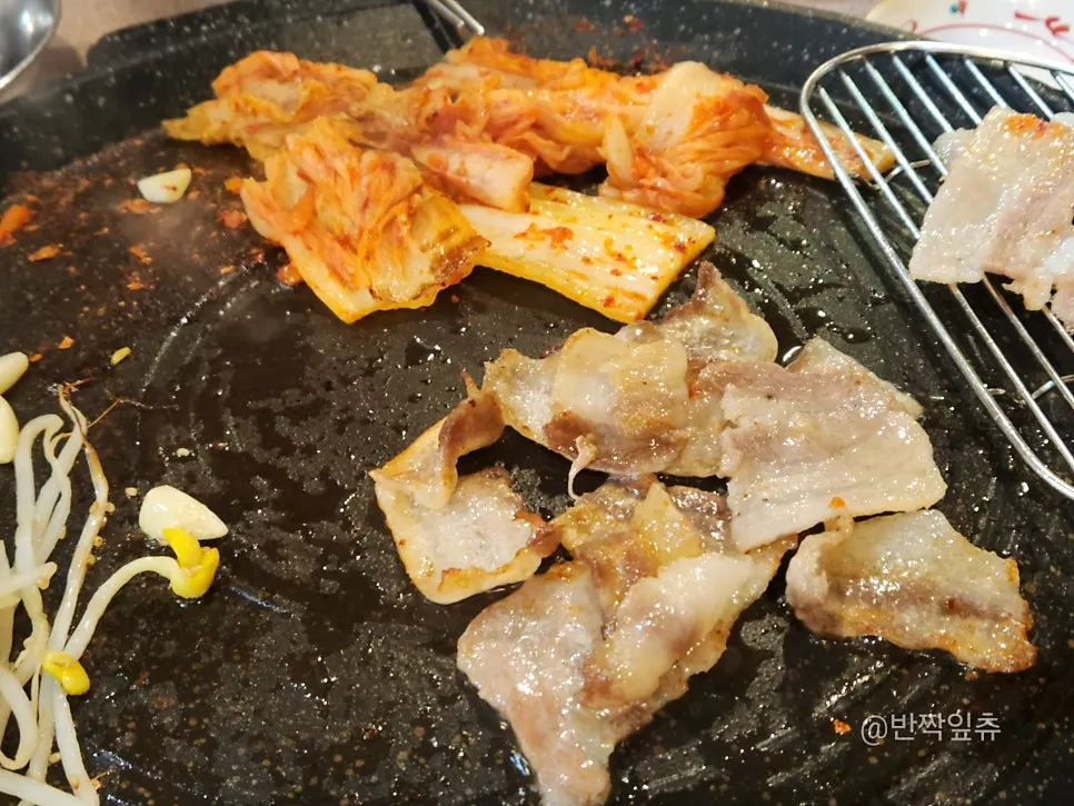 대패삼겹살과 함께 구워지는 김치와 콩나물