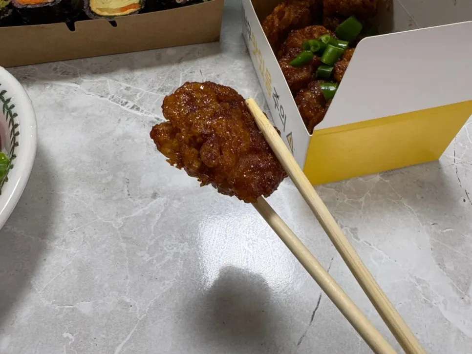 Crispy chicken served with salad