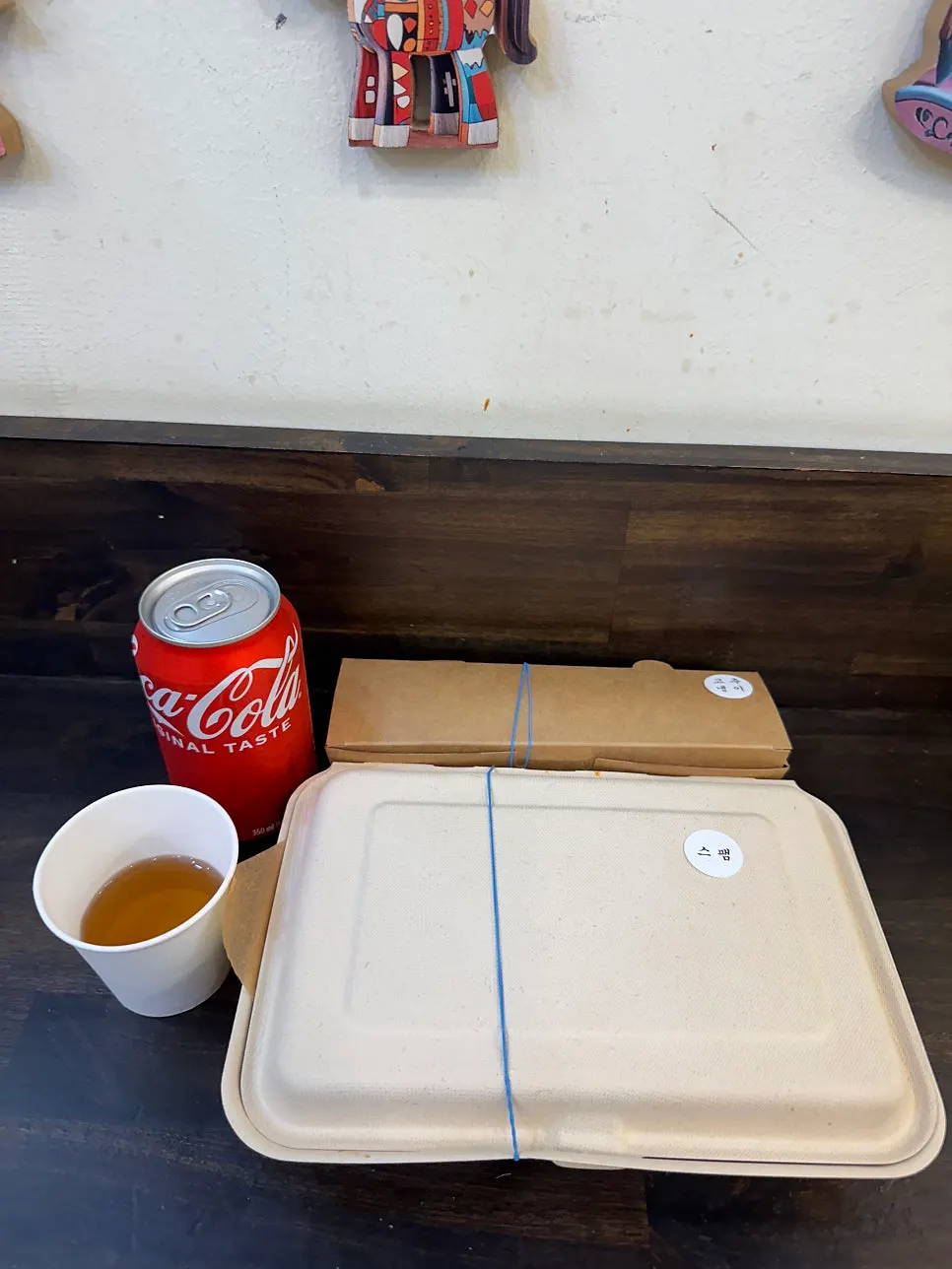 포장된 김밥과 젓가락, 콜라