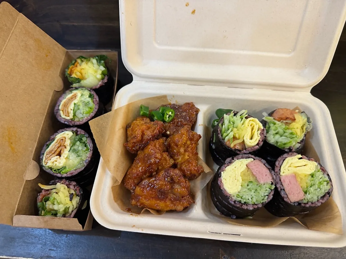 종류별 스티커가 붙은 김밥 포장지