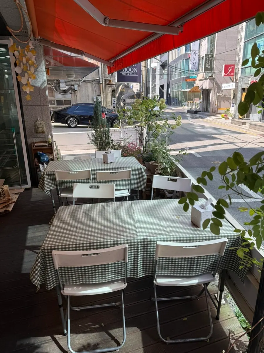 Solo seating facing outside