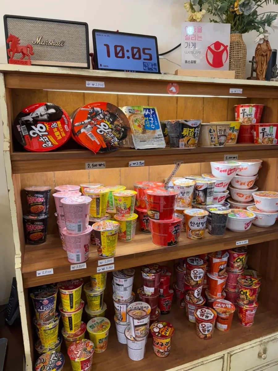 Self-service pickup counter for finished food
