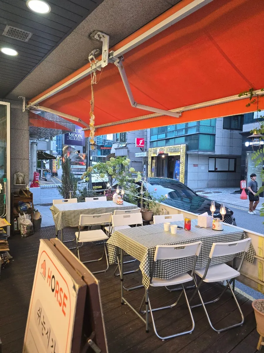 홀스김밥본점 야외 테라스 좌석