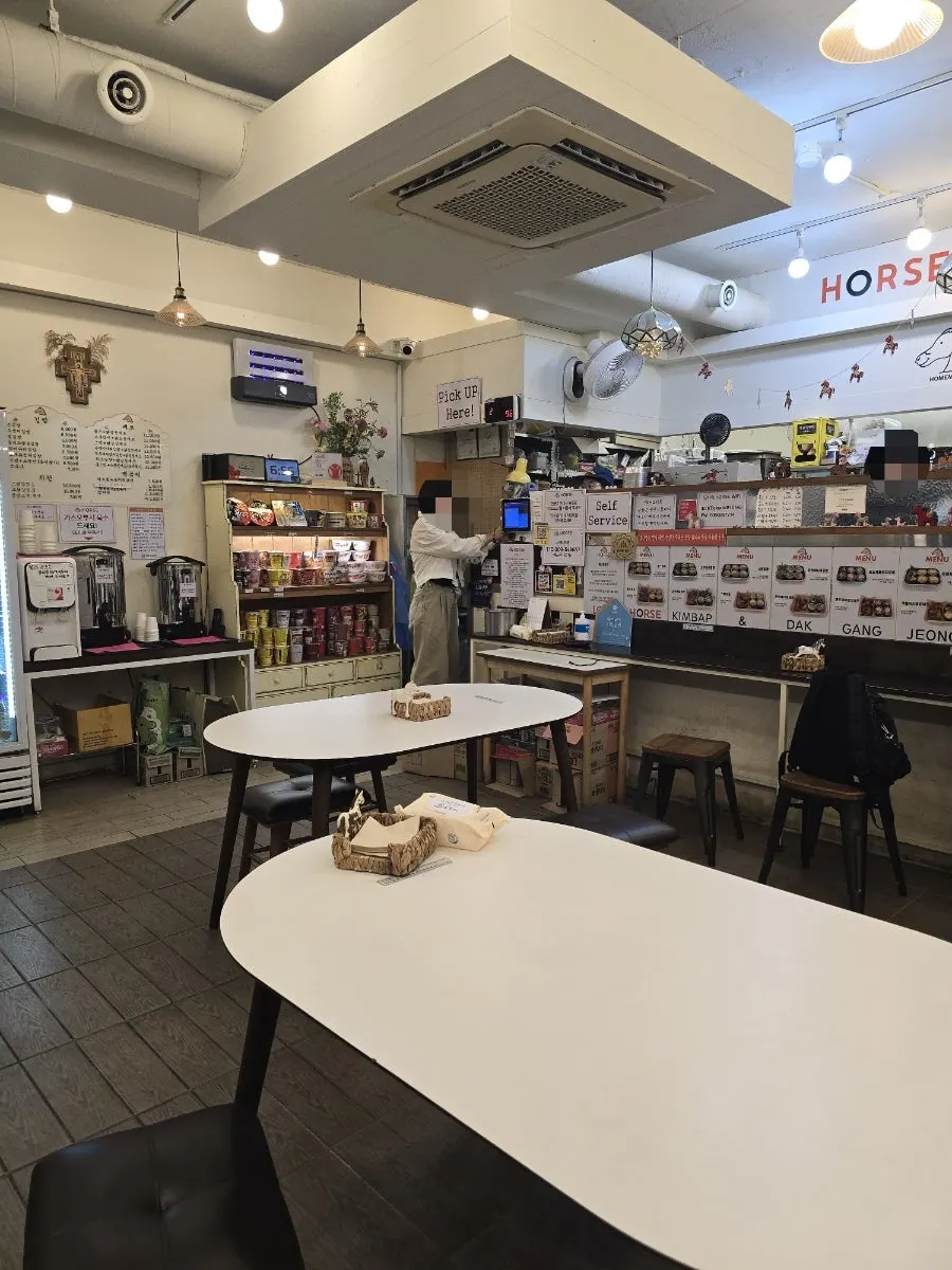 홀스김밥본점 내부 바테이블과 4인테이블