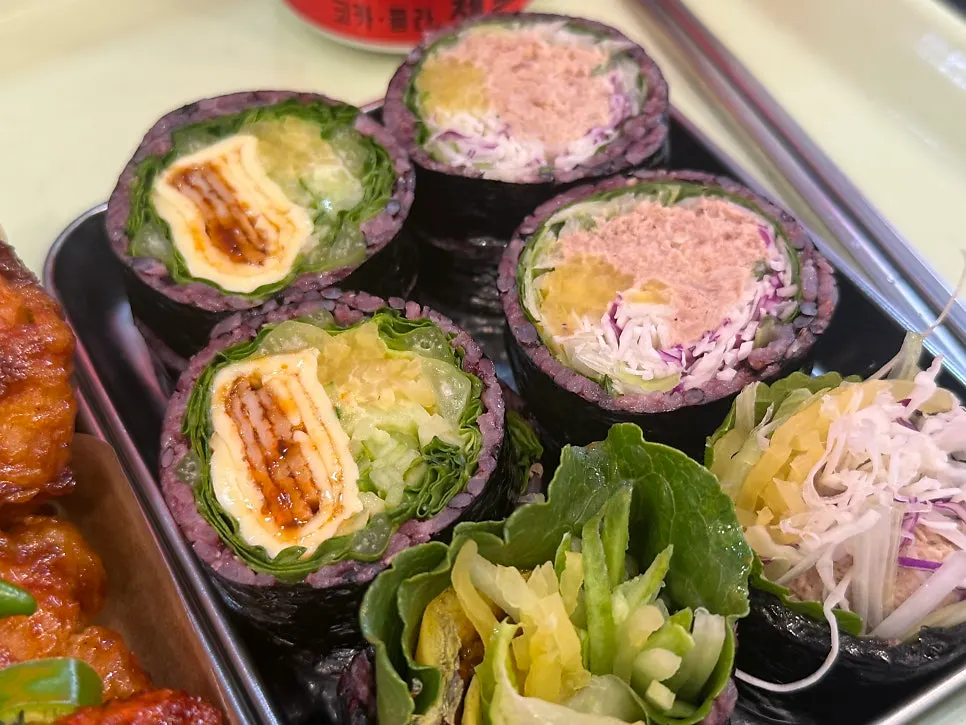 홀스김밥과 고추냉이김밥 반반 한 접시