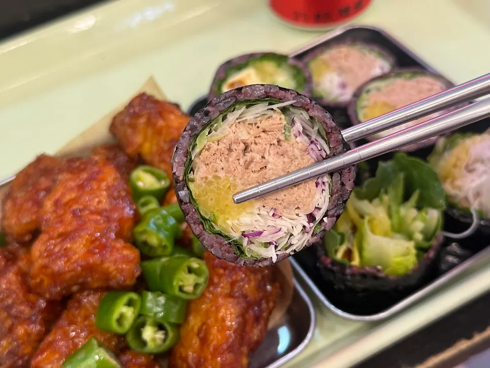 참치가 가득 들어간 김밥 단면