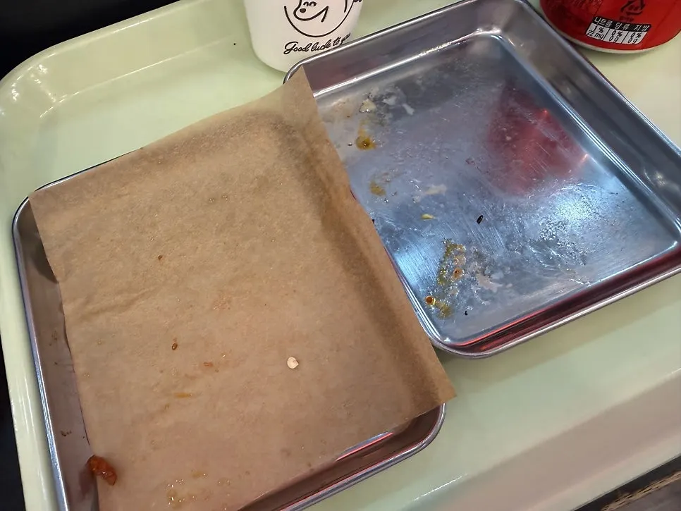 김밥과 닭강정 다 먹은 자리