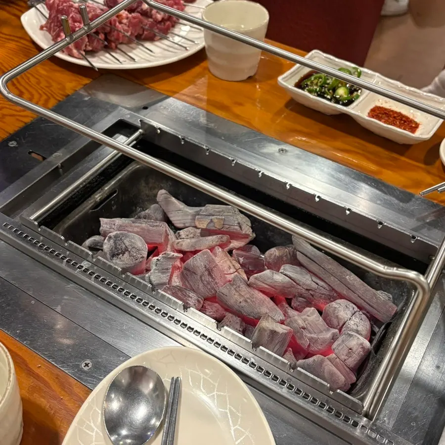 Table with cumin powder and cheongyang chili sauce