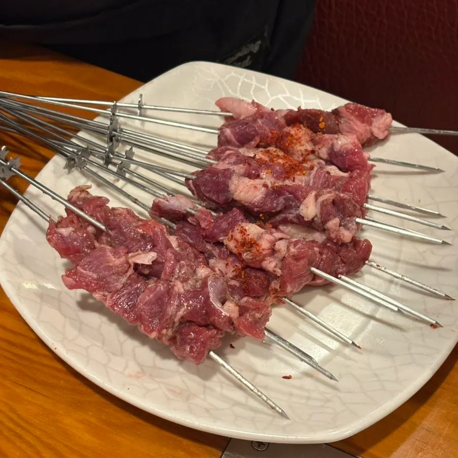 Plate with lamb skewers and lamb sirloin skewers served together