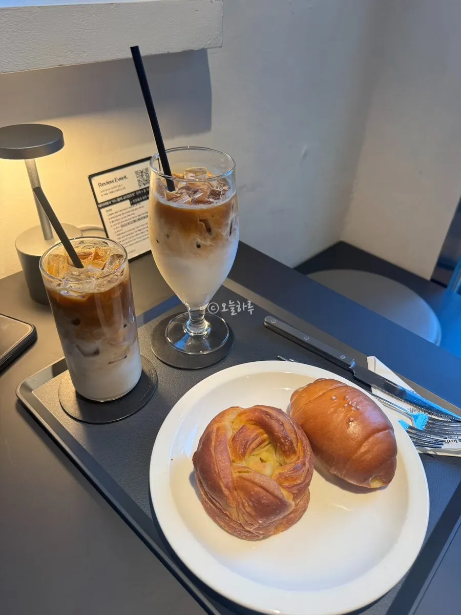 Café latte, Helsinki Latte, and bakery order