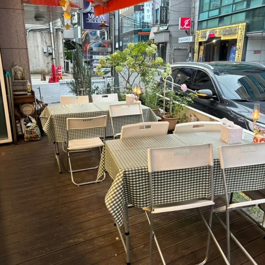 서초중앙로 홀스김밥본점 건물 앞 풍경