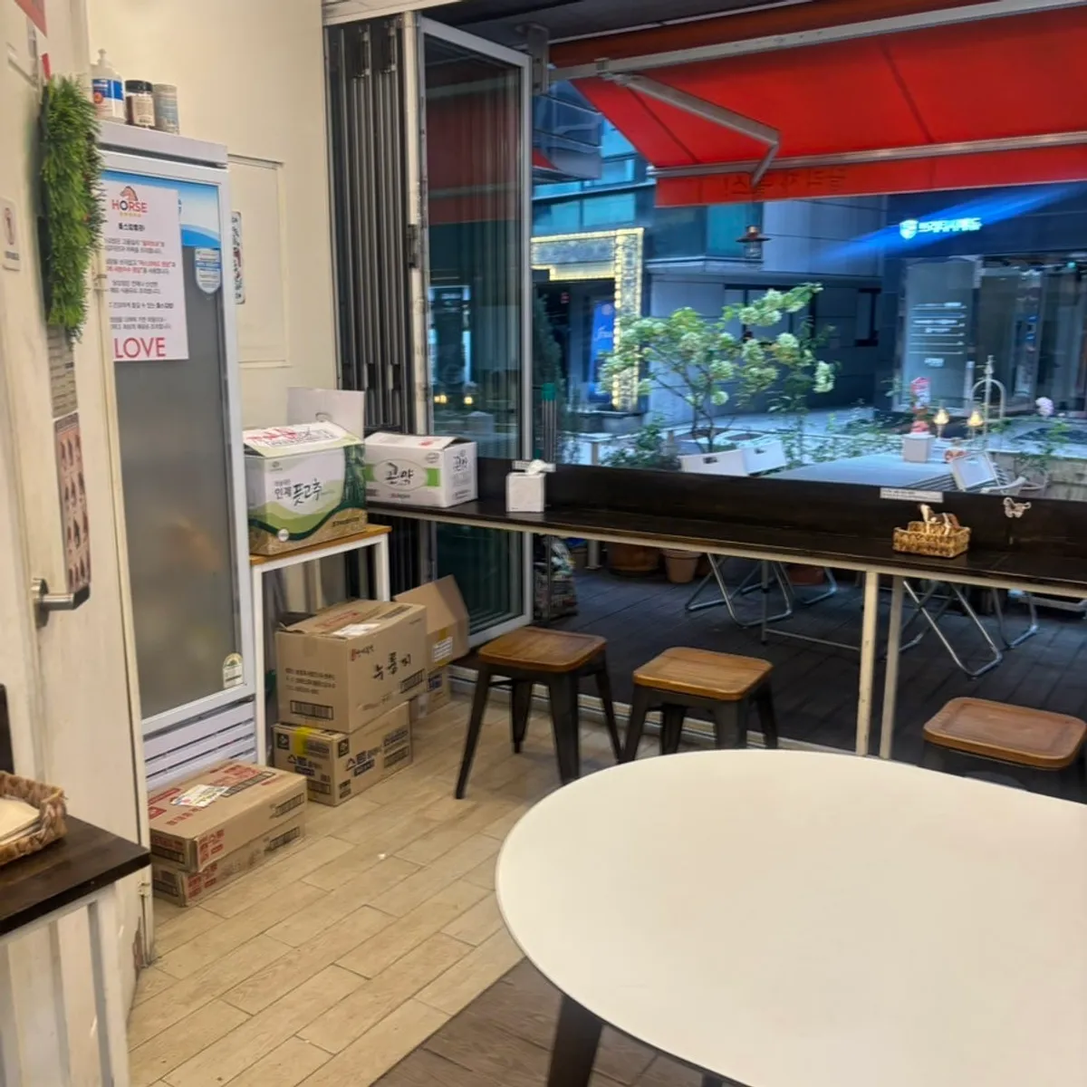 닭강정과 스팸김밥 세트, 누룽지 떡볶이 상차림