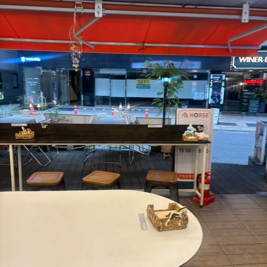 테이블에 놓인 스팸김밥 세트 구성