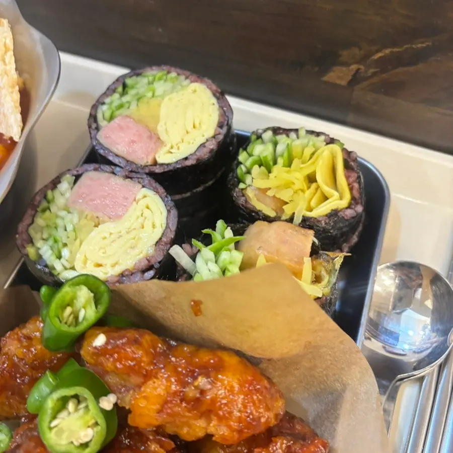 한 접시에 담긴 스팸김밥과 닭강정