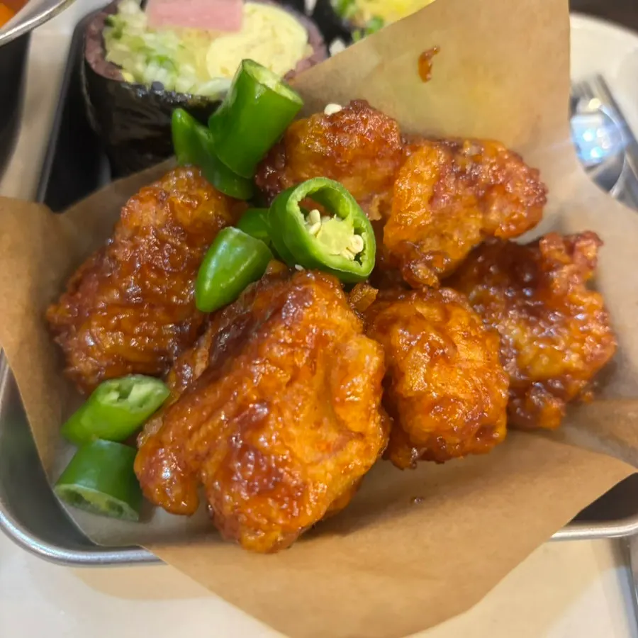 바삭한 누룽지를 올린 떡볶이 클로즈업