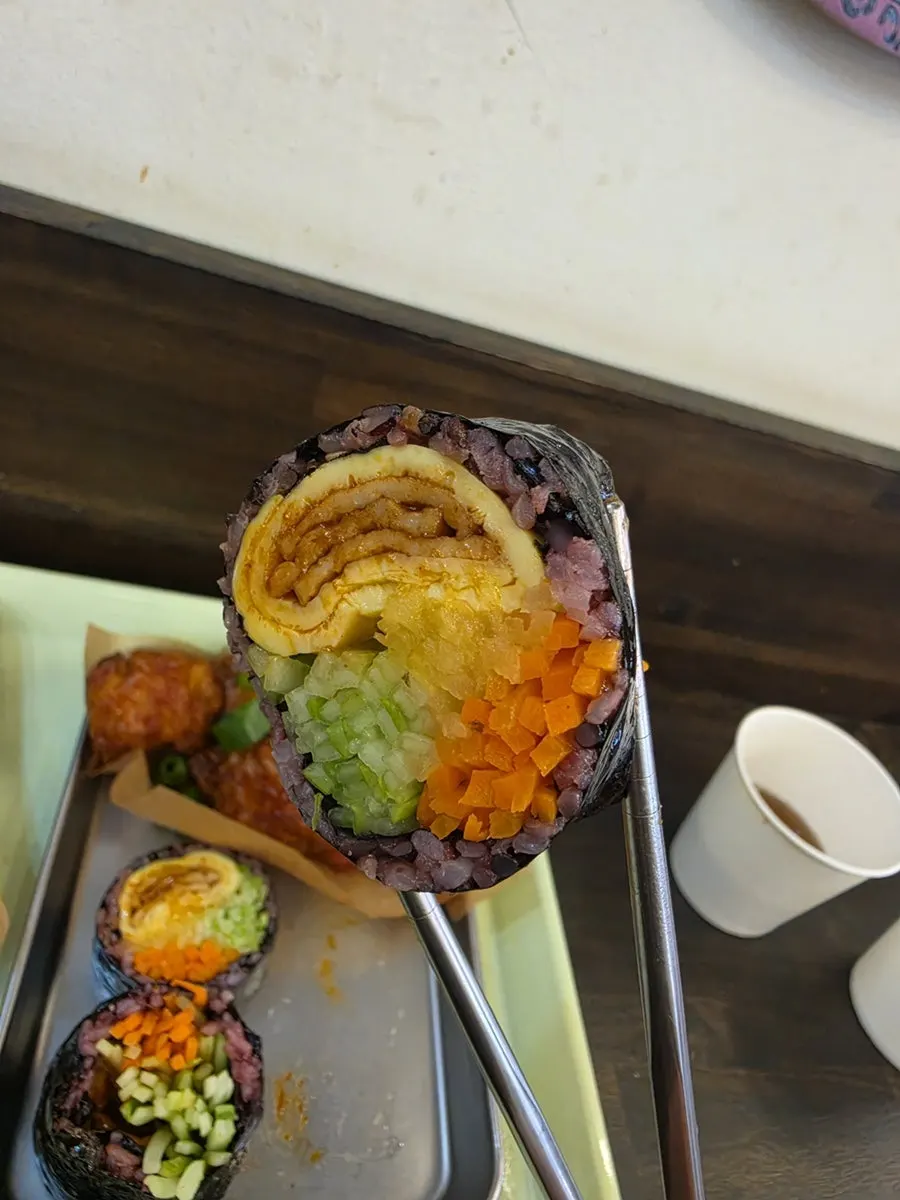 A meal of dakgangjeong and gimbap eaten together