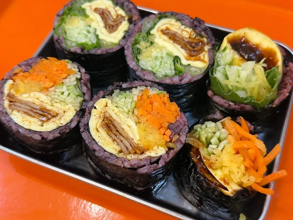 홀스김밥과 고추냉이김밥 반반 한 줄