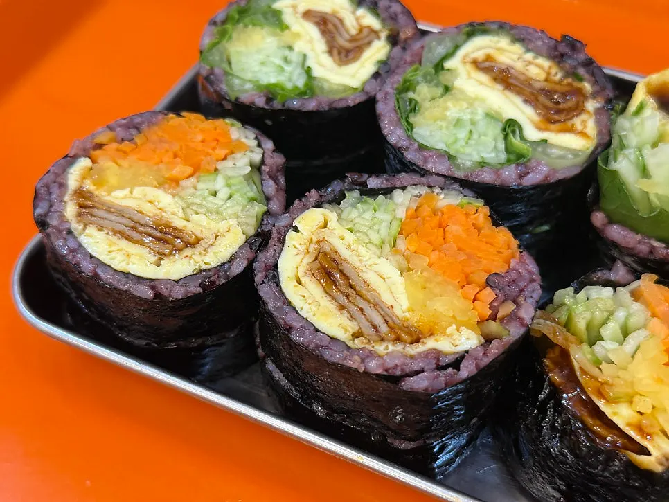 속재료가 꽉 찬 흑미밥 홀스김밥 단면