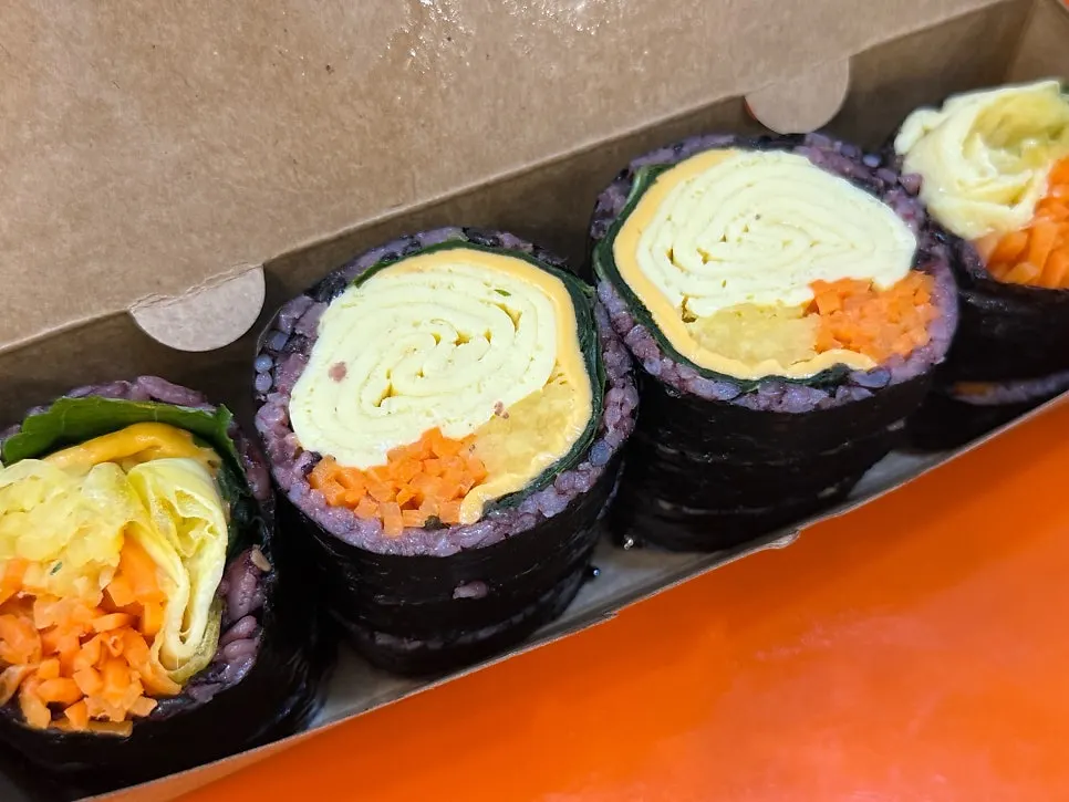 큼지막한 달걀과 치즈가 든 더블치즈달걀김밥