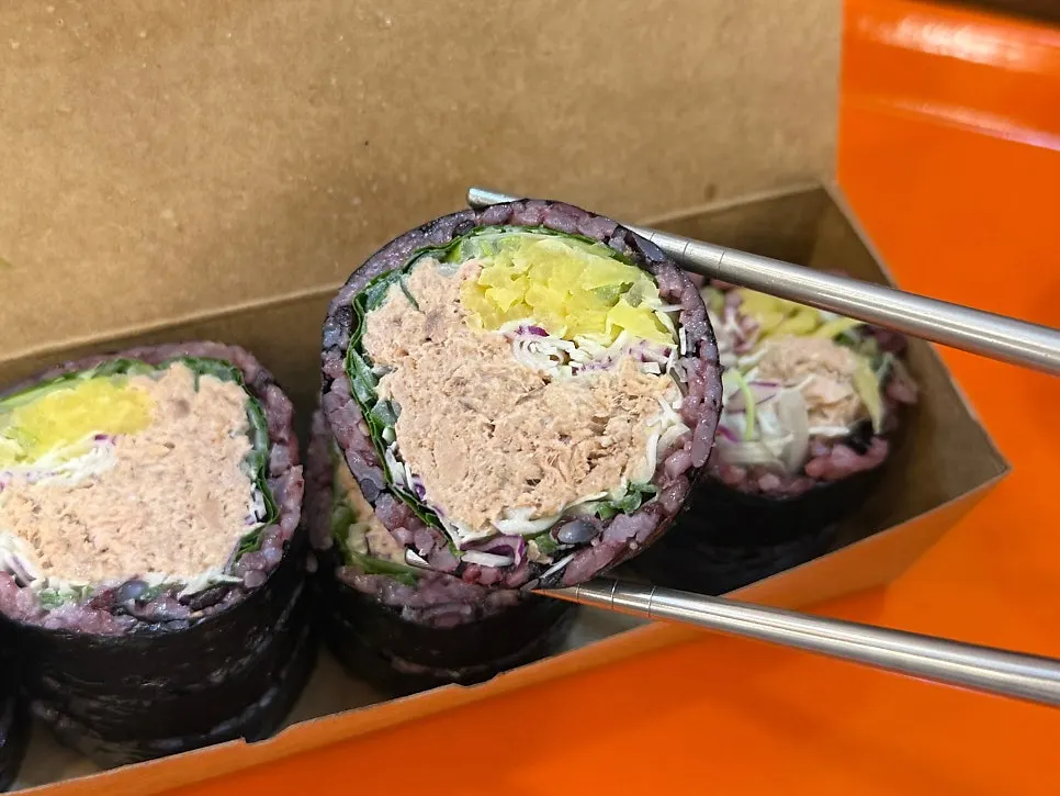 진도대파참치김밥 단면 클로즈업