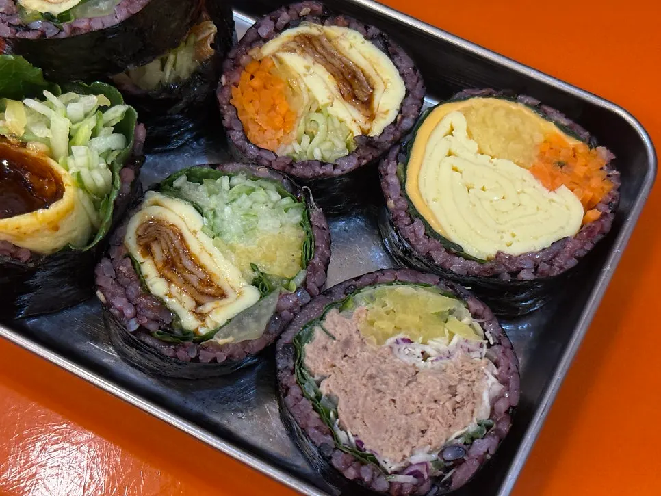 네 가지 김밥을 함께 놓은 테이블