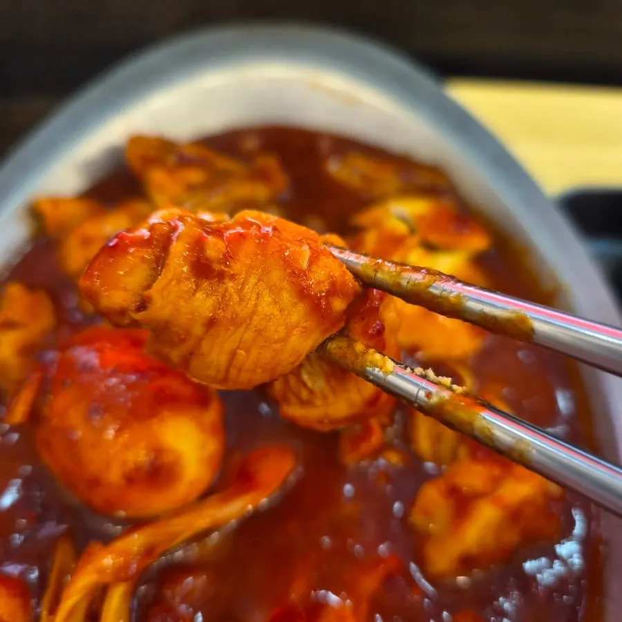 소스 속에서 건져올린 프로틴 떡볶이 닭고기