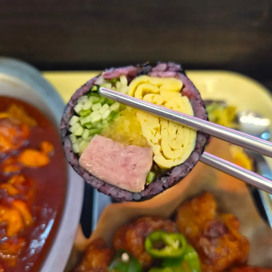 스팸과 계란이 통으로 들어간 스팸김밥 단면