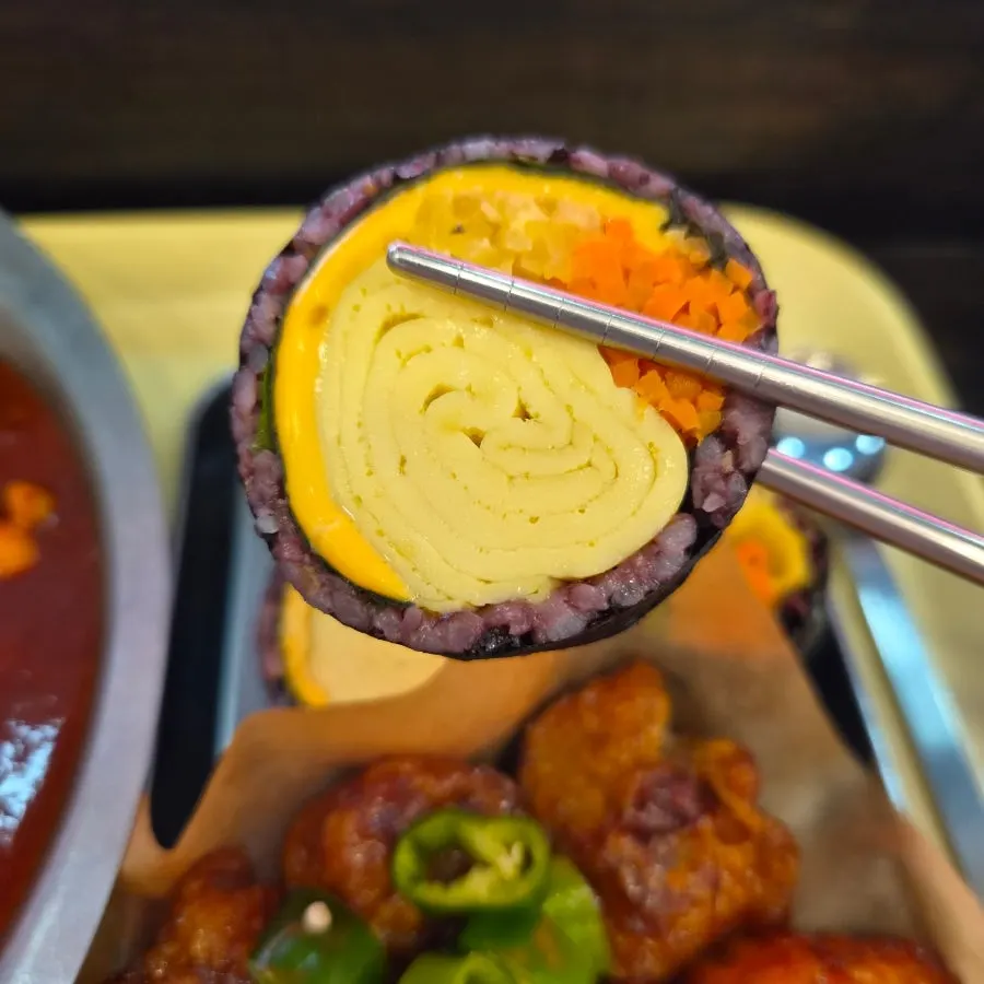 치즈와 계란 지단이 보이는 더블치즈김밥 단면