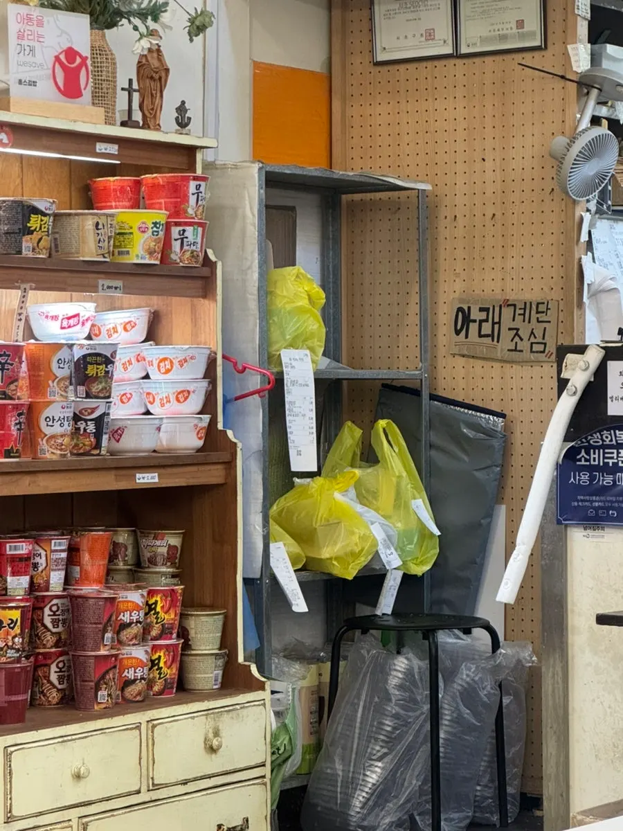 포장과 배달 주문이 이어지는 매장 안 풍경