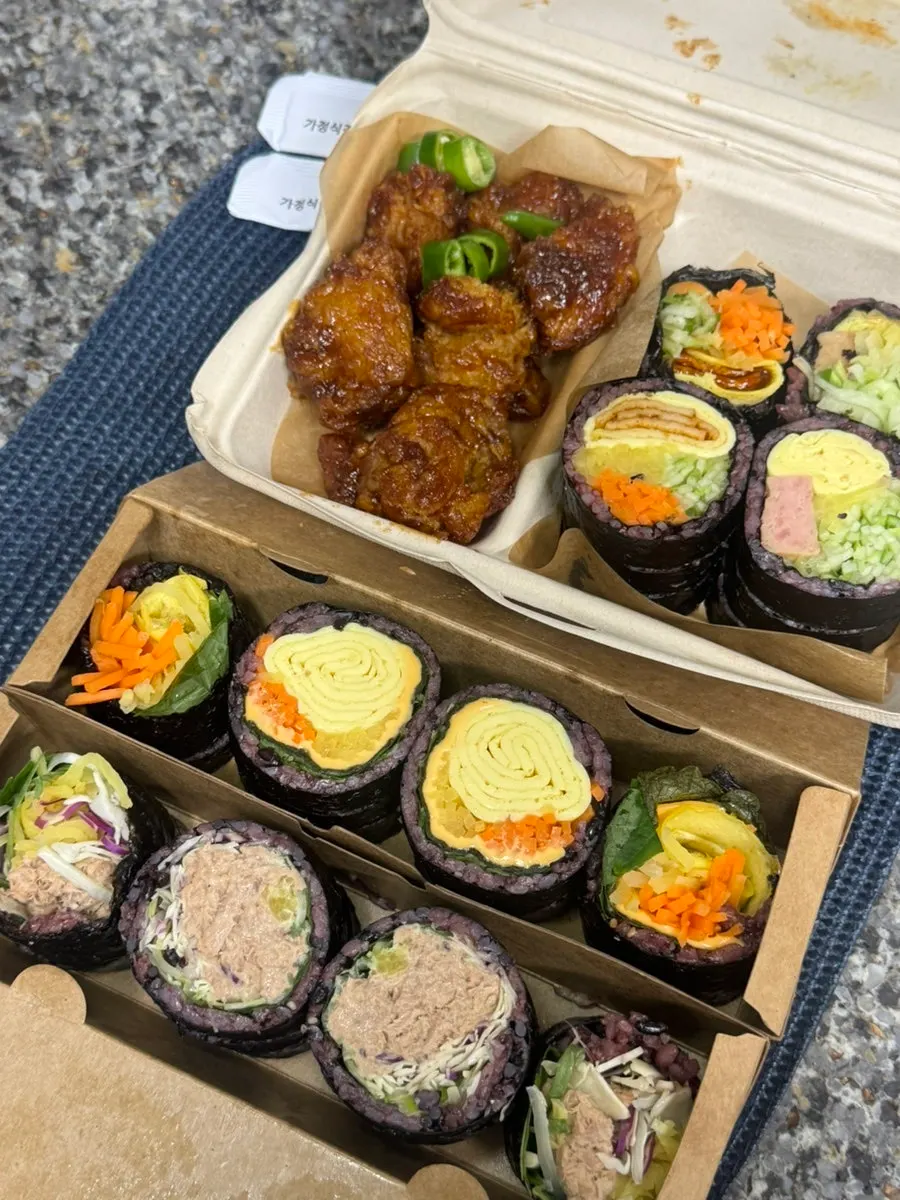 여러 종류 김밥을 펼쳐놓은 모습
