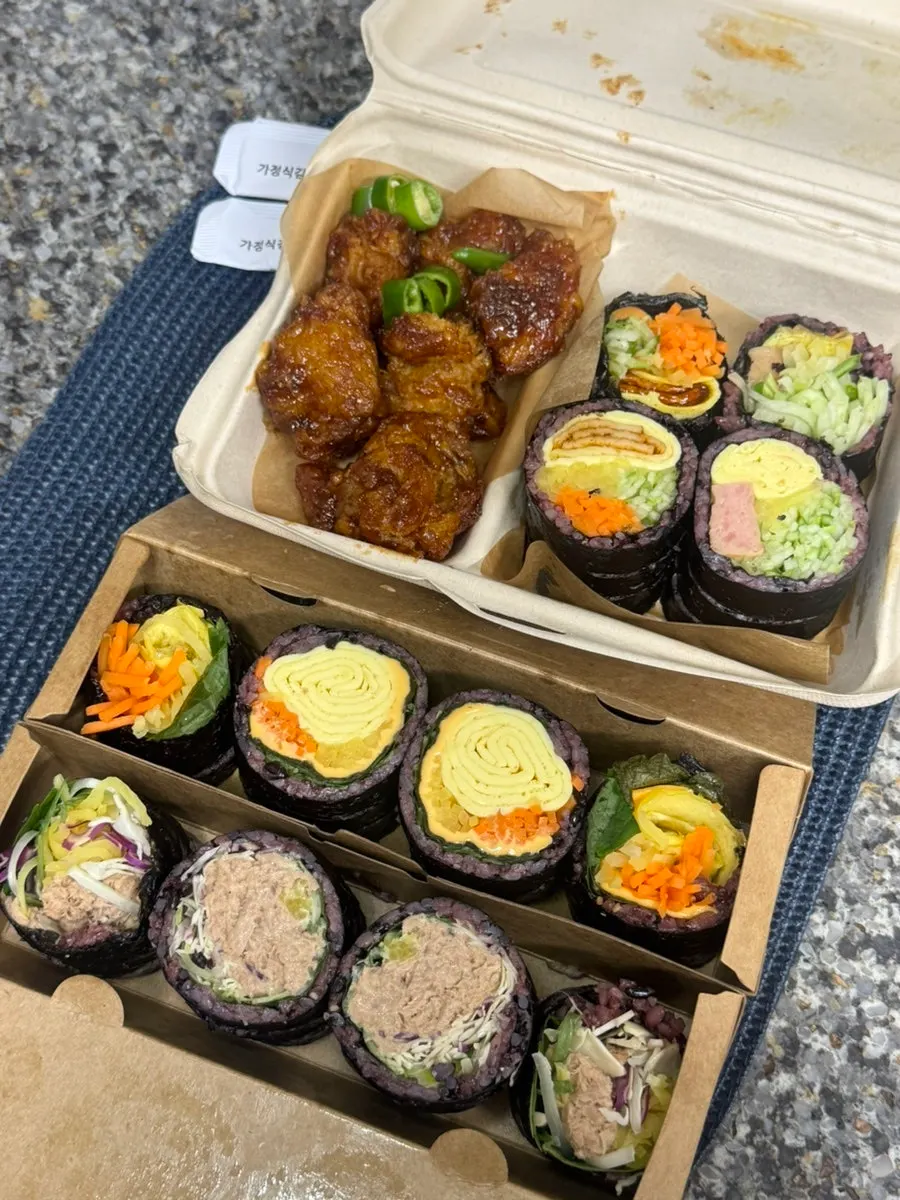 흑미밥과 속재료가 보이는 김밥 단면