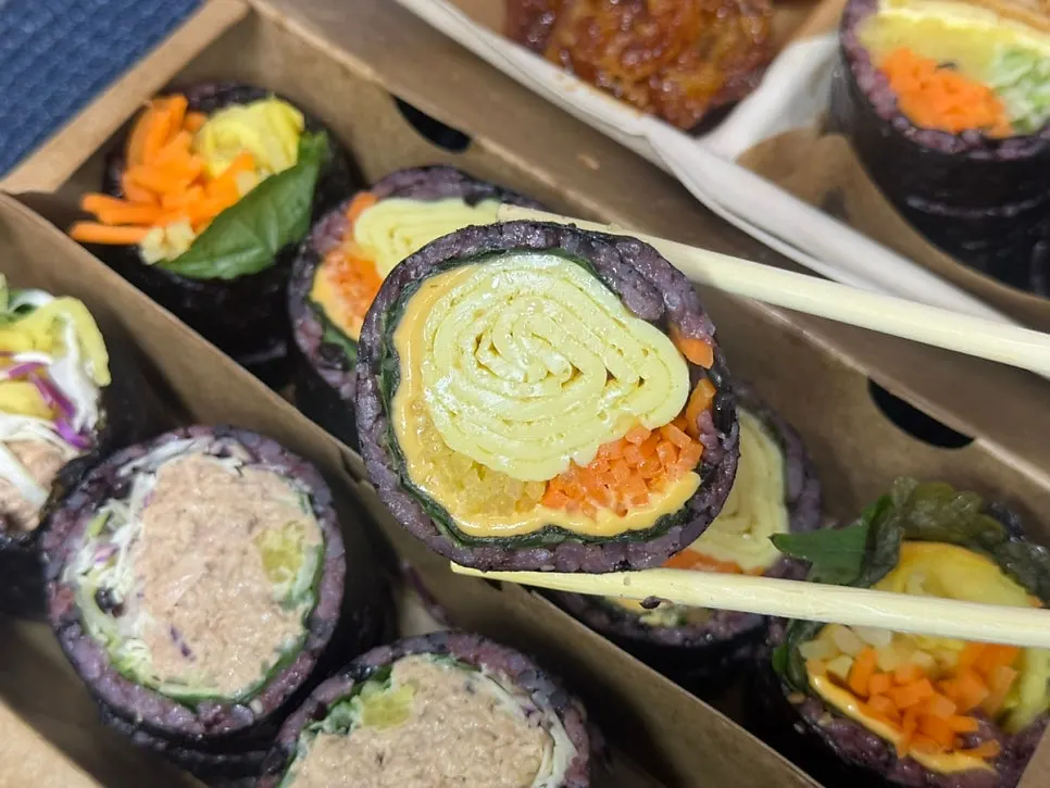 두툼한 달걀지단이 보이는 더블치즈달걀김밥 단면