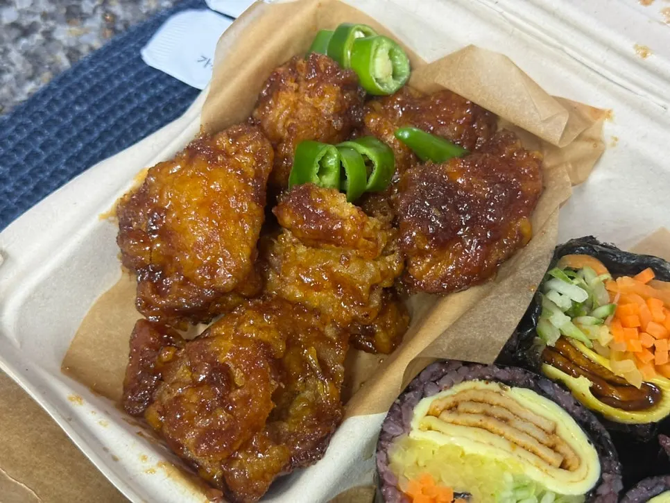 김밥과 함께 놓인 포장 닭강정