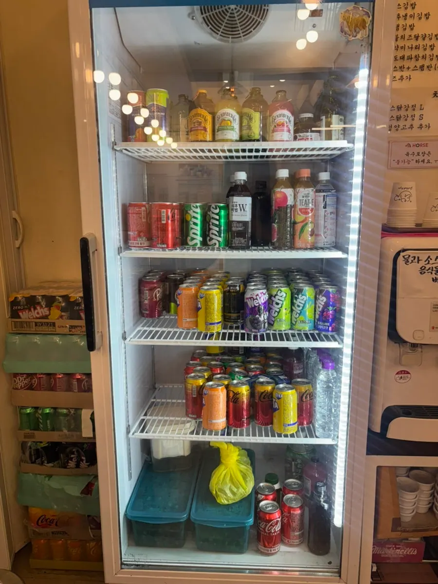 그릇에 담긴 김밥 조각