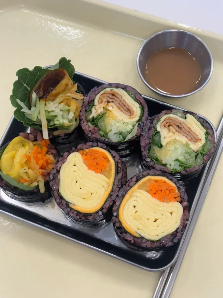 그릇에 정갈하게 담긴 김밥