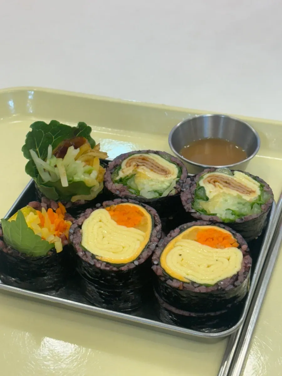 김밥과 함께 나온 와사비 간장 소스
